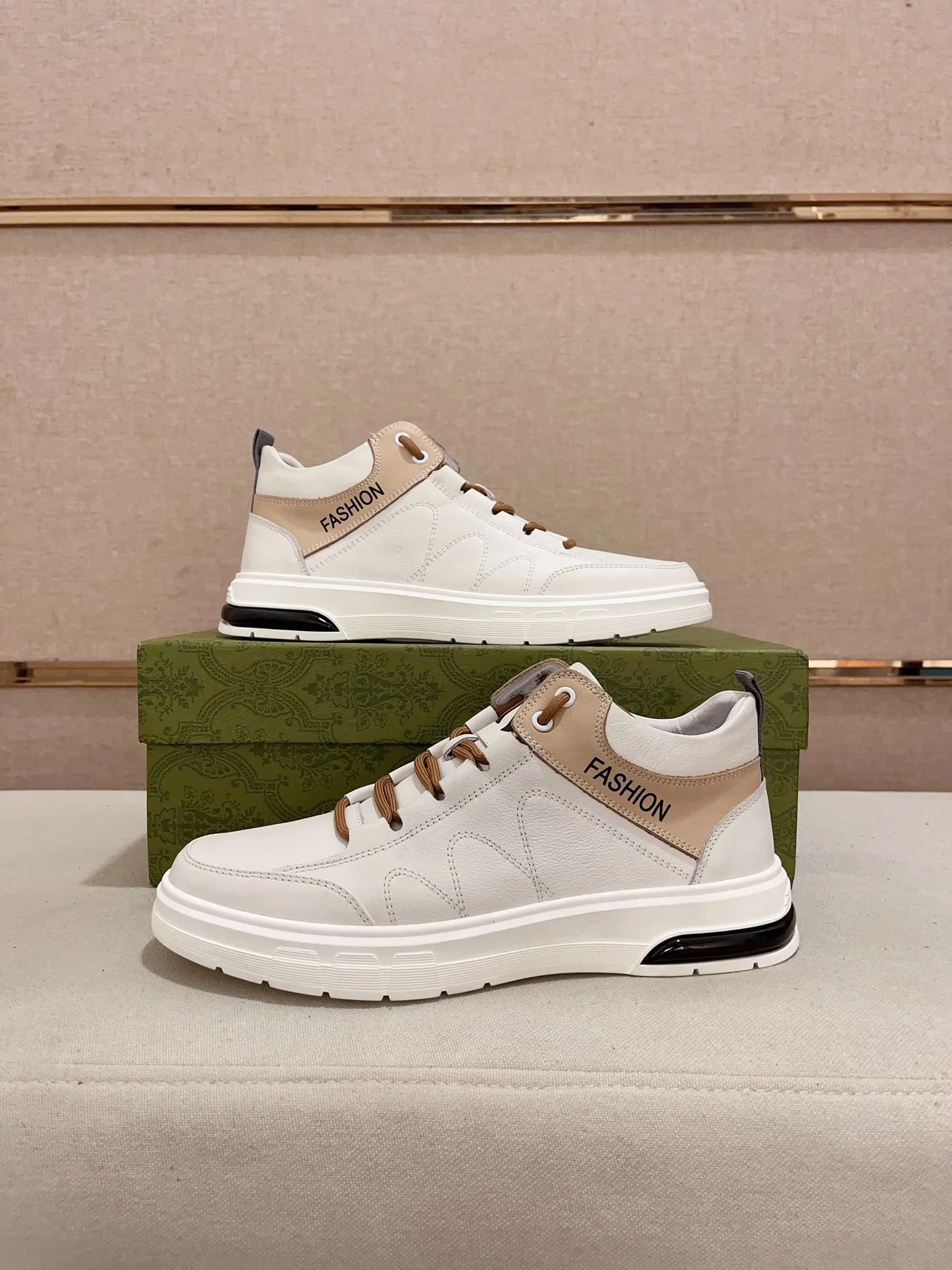 Men's shoes 💰 440 💰 High-quality new high-top GUCCI counters are on the market at the same time. The new men's shoes, 😘fabrics are selected imported cowhide, lining: sheepskin lining. 👍🏿 High-end ☄️ air-cushion molded anti-slip rubber outsole, exquisite lines, simple and elegant, comfortable and high-end for leisure travel. Code number: 38 to 44 (45 can be customized and cannot be returned or exchanged)